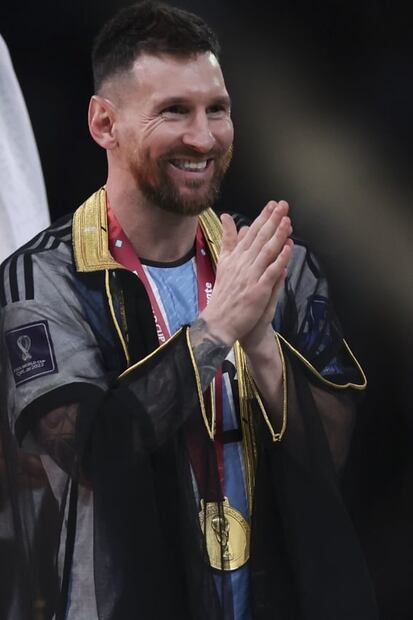¿Por qué Messi fue vestido con una "capa" previo a levantar la Copa del Mundo?