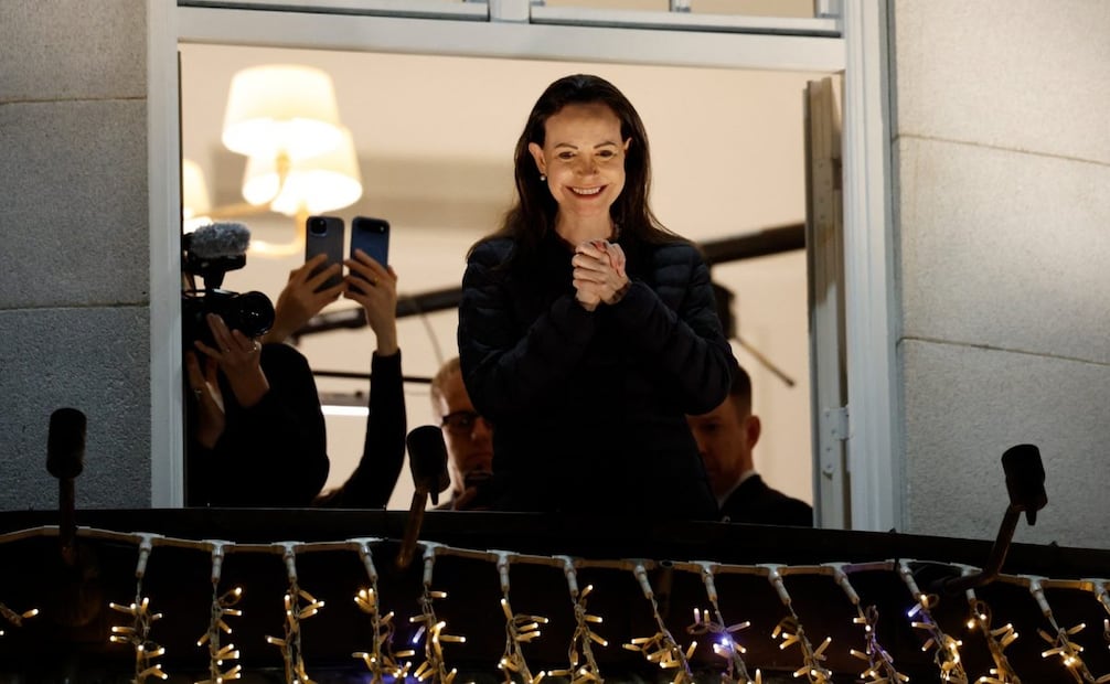 La premio Nobel de la Paz, María Corina Machado,  desde un balcón del Grand Hotel de Oslo, Noruega, en la madrugada del 11 de diciembre de 2025. Machado llegó a Oslo horas después de que su hija recogiera en su nombre el premio de la líder opositora venezolana. (10/12/25) Foto: AFP