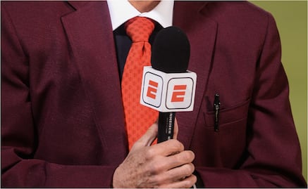 Comentarista de ESPN anuncia su salida del canal en transmisión en vivo