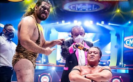 El Cavernario rapó al Felino en la fiesta del CMLL en la Arena México