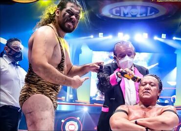 El Cavernario rapó al Felino en la fiesta del CMLL en la Arena México