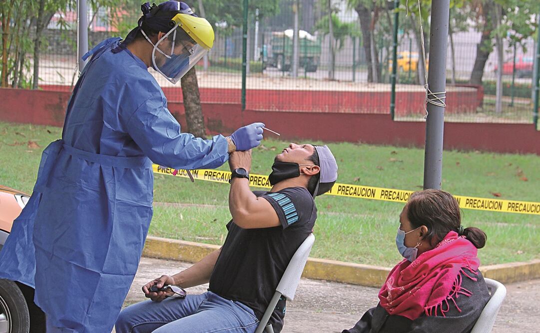Los tabasqueños abarrotaron los módulos de pruebas Covid; la demanda pasó de decenas a centenas de personas en días. Foto: Luma López/ EL UNIVERSAL 