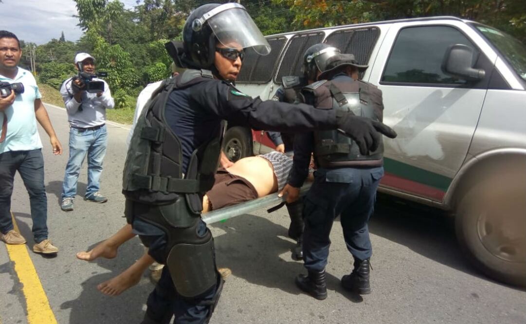 La mujer viajaba con su esposo y un hijo menor, por lo que fue trasladada a bordo de una camioneta del INM al hospital regional de Tapachula. FOTOS: María de Jesús de Peters