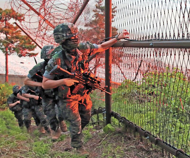 Marines surcoreanos patrullan el perímetro de la isla de Yeonpyeong. Corea del Norte destruyó la oficina de enlace intercoreana. Foto: EFE