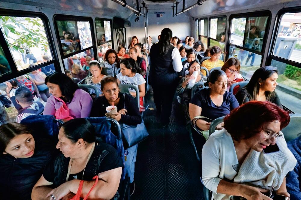 La estrategia Viaja Segura en Colectivo del Programa de Género y Movilidad entró en funcionamiento en noviembre de 2023, luego
de peticiones ciudadanas para que se pusieran a disposición unidades exclusivas para mujeres. Foto: Fernanda Rojas | El Universal