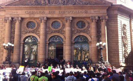 Comerciantes ambulantes protestan en la ALDF