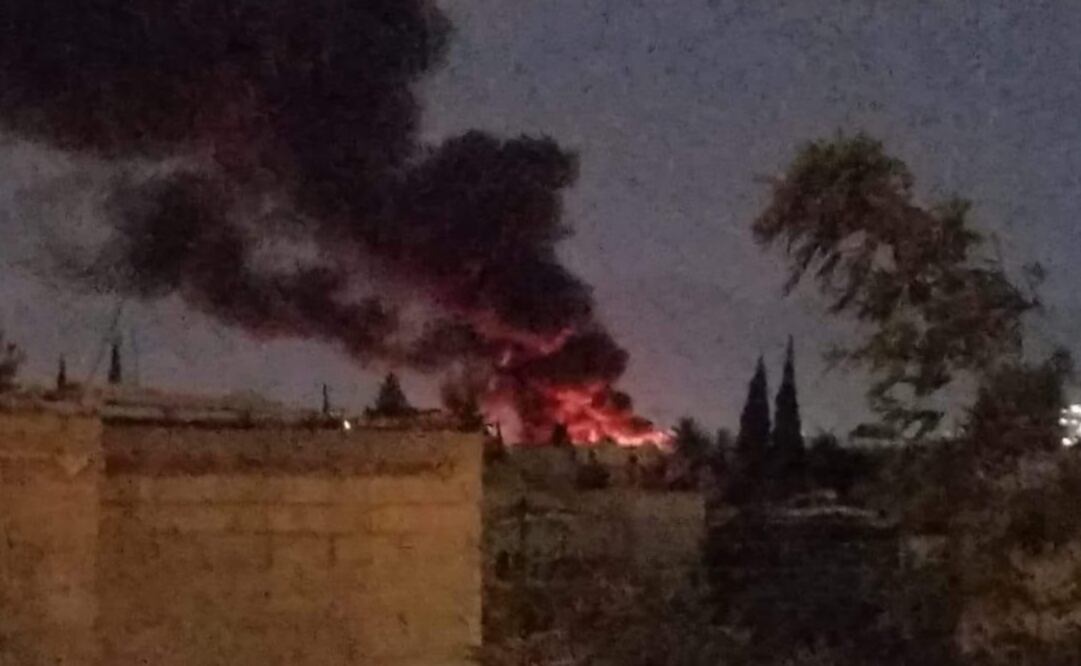 Por el incendio, cables de la Comisión Federal de Electricidad se quemaron y el servicio de energía se vio afectado. Fotografía: Especial