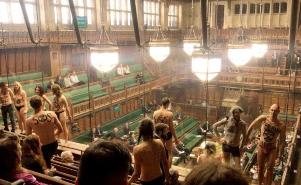 Protestan desnudos en el Parlamento británico por crisis ecológica