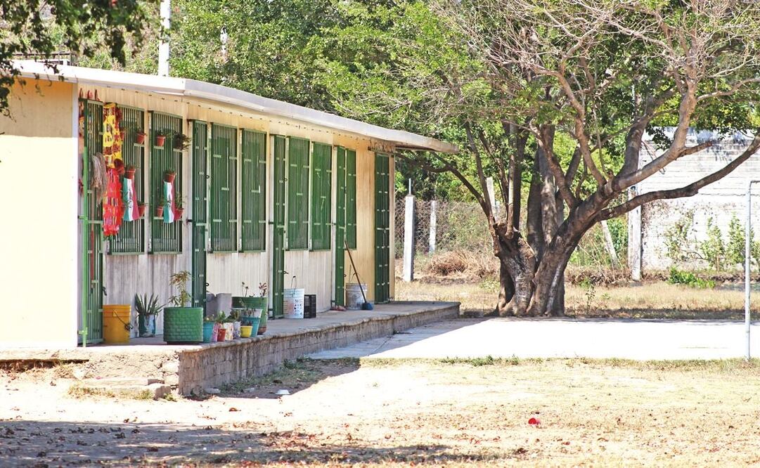 Rocían alcohol y queman a niño dentro de telesecundaria en Querétaro