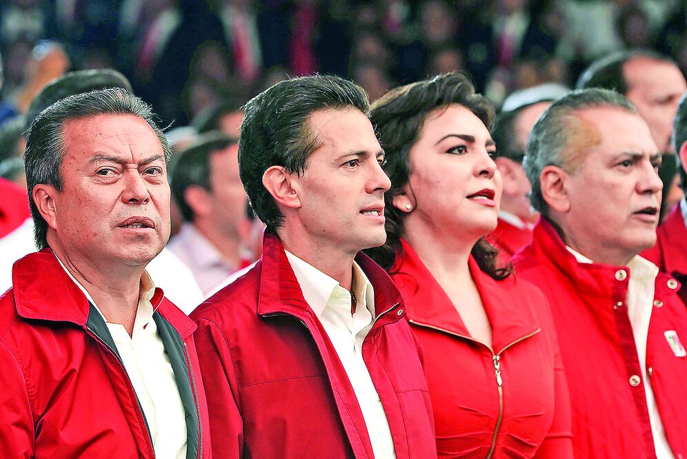En su visita al Revolucionario Institucional, el Presidente estuvo acompañ ado del líder del partido, César Camacho, e Ivonne Ortega, secretaria general (CHRISTOPHER VELAZQUEZ. MICPHOTOPRESS)