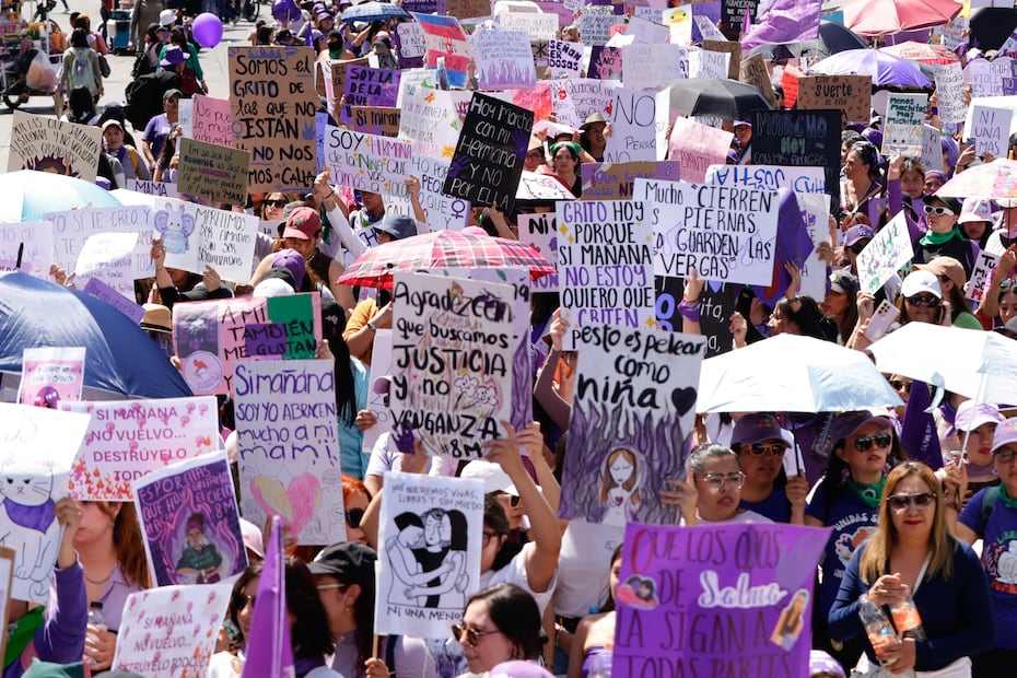 Ciudad de México 8 marzo 2024 Aspectos de la marcha por el día internacional del día de la mujer que se realizó en diversos puntos del centro de la CDMX y finalizó en el zócalo capitalino. foto: Fernanda Rojas/ El Universal 