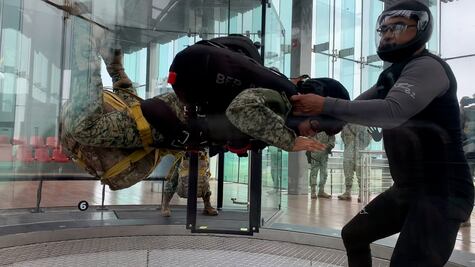 Fuerza Aérea doma al viento en entrenamiento; Paracaidistas entrenan en túnel único en Latinoamérica