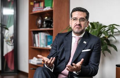 Contralor de la CDMX reconoce que fue al Super Bowl, pero boletos fueron un regalo de su primo