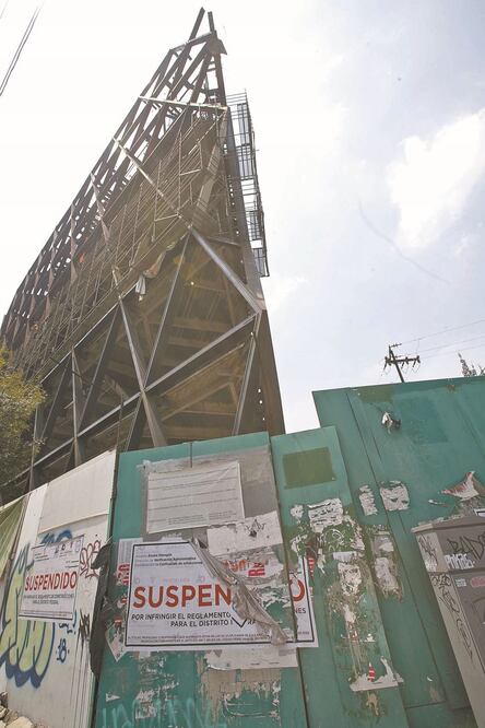 En la esquina de Insurgentes Sur y la Calle Desierto de los Leones está el esqueleto de lo que iba a ser una torre de más de 20 pisos que el INAH no autorizó. GERMÁN ESPINOSA. EL UNIVERSAL