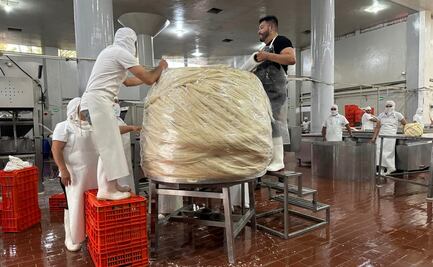 ¡Queseros de Hidalgo rompen récord Guiness! Elaboran el queso Oaxaca más grande del mundo