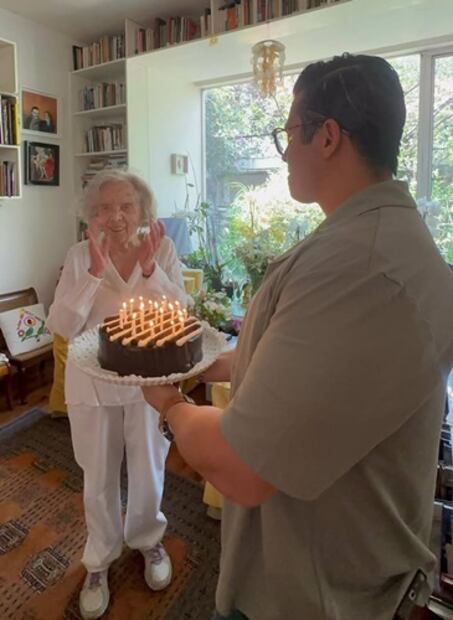 La escritora sopló las velas de su pastel de cumpleaños. Foto: Gerardo Valenzuela.