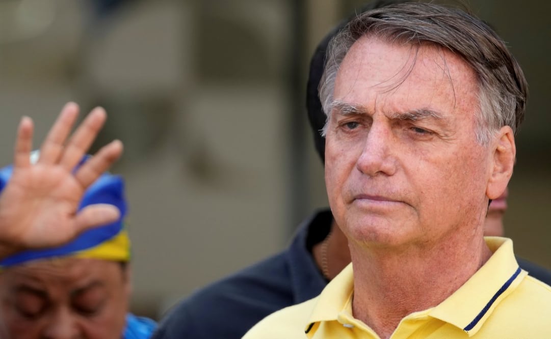 El expresidente brasileño Jair Bolsonaro, que recibió un permiso temporal para dejar su arresto domiciliario y practicarse exámenes médicos, sale de un hospital el sábado 16 de agosto de 2025, en Brasilia, Brasil. (AP Foto/Eraldo Peres)