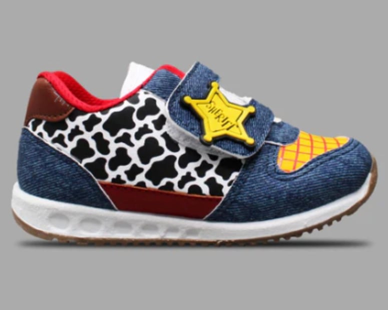 El Jogger Mini Peques presenta estampado de vaquero en referencia a Woody. Foto: Panam