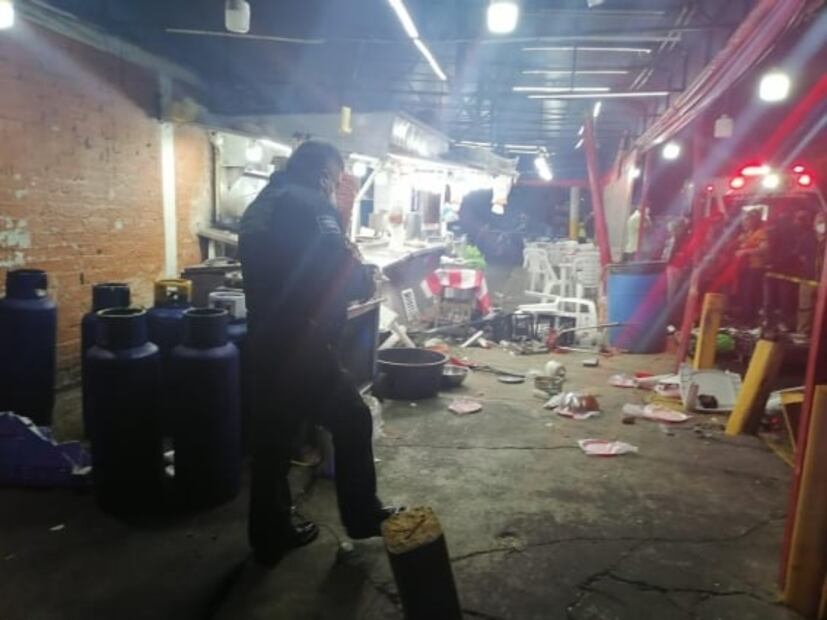 Conductor arrasa con mesas, sillas y hasta la parrilla al chocar contra taquería en Ecatepec 