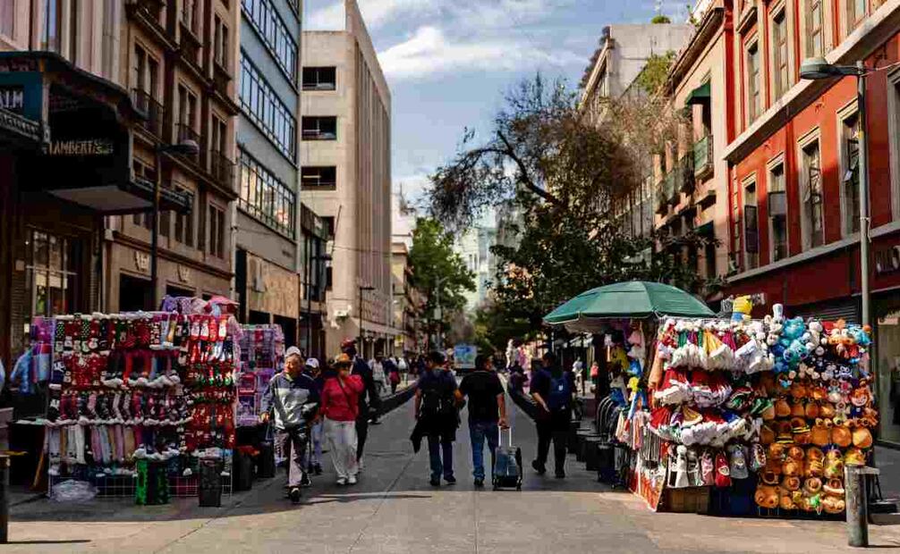 Los comerciantes que instalan puestos en calles del perímetro A del Centro Histórico, como 16 de Septiembre, no tienen permiso para hacerlo, de acuerdo con el secretario de Gobierno, César Cravioto. Foto: Hugo Slavador / El Universal