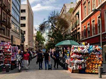 Hay más de 50 amparos de comerciantes ambulantes en la Cuauhtémoc; no pueden ser retirados de vía púbica: Alessandra Rojo de la Vega