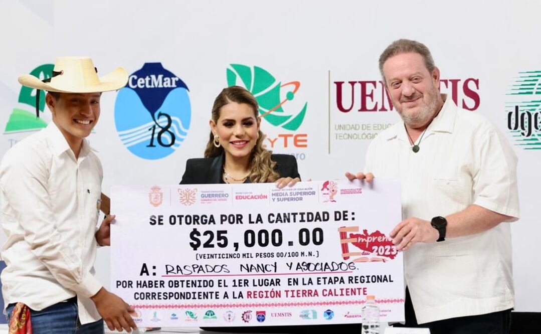 La gobernadora entregó los premios a los ganadores del concurso estatal "Emprende Edu 2023". Foto: Especial