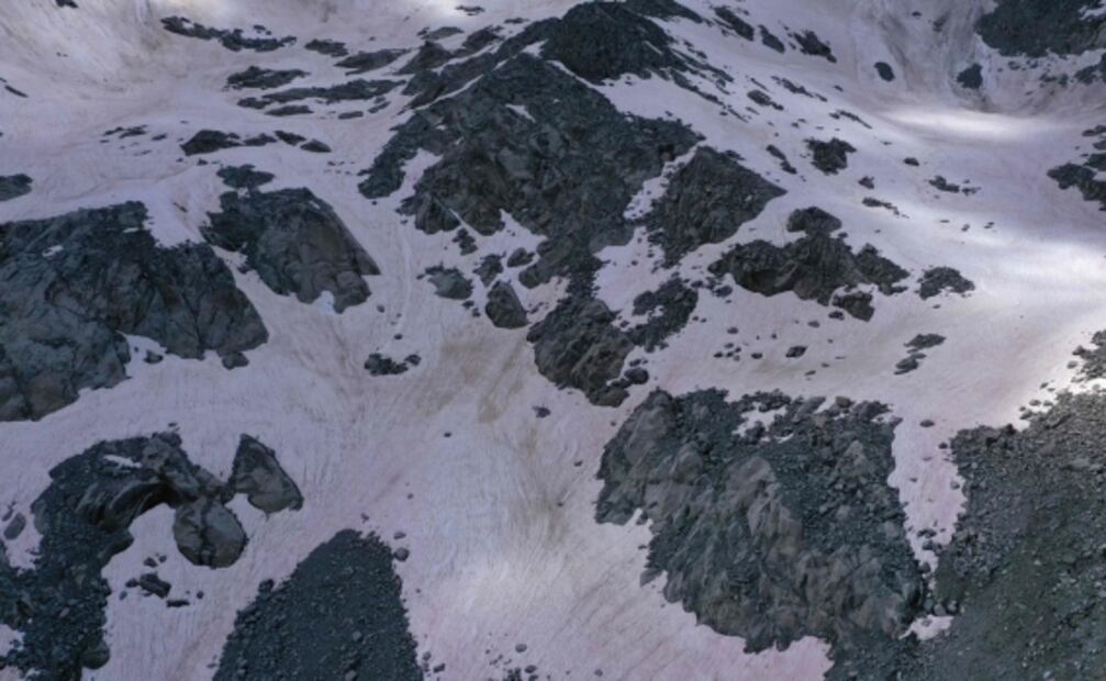 Un alga tiñe de rosa el hielo de los Alpes