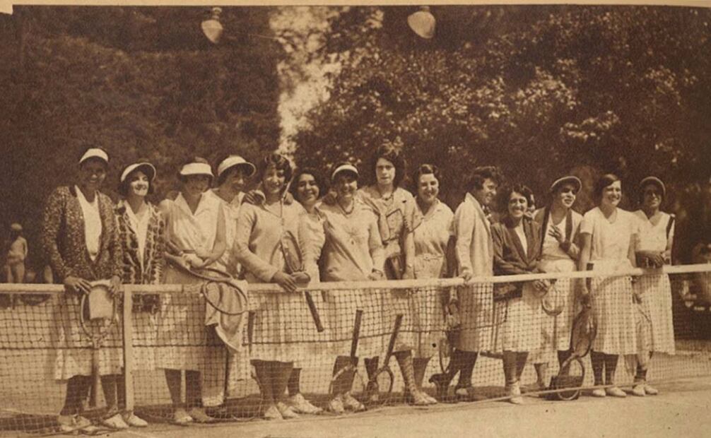 En 1932, cualquier peatón podría haberse sorprendido de cruzarse en el camino con una de estas damas y después descubrir que se dirigía a jugar un partido de tenis, vestida de falda y saco. Sólo el calzado deportivo, la visera sugieren la intención real del outfit, a menos, claro, que se consideren las raquetas. Archivo EL UNIVERSAL.
