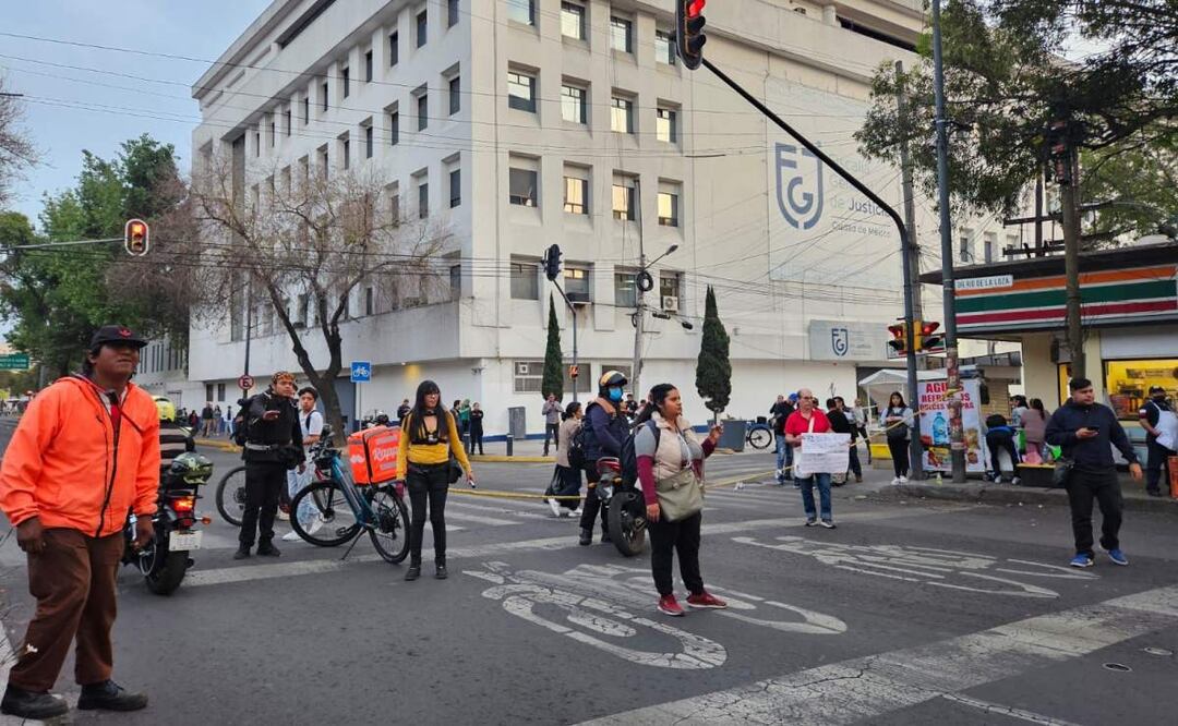 Bloqueo en inmediaciones de la Fiscalía General de Justicia de la Ciudad de México para exigir avances en caso de Daniel Tadeo y Octavio Martínez (14/02/2025). Foto: Especial
