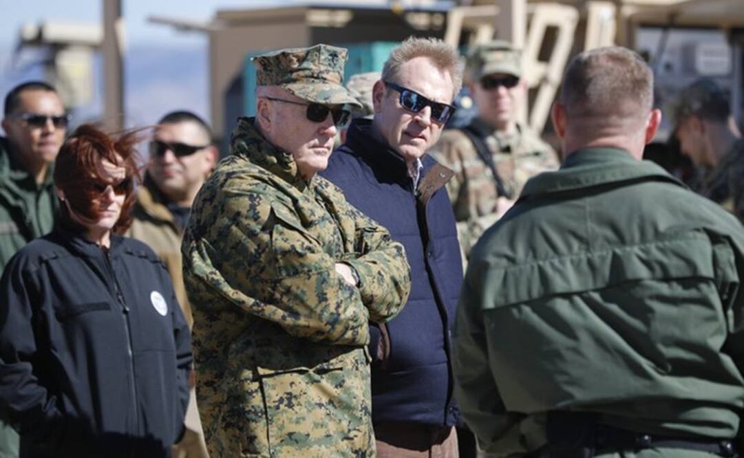 El secretario interino de Defensa Patrick Shanahan, centro, y el jefe del Estado Mayor Conjunto, el general Joseph Dunford, izquierda, recorren la frontera con México en la Estación Santa Teresa en Sunland Park, Nuevo México (Foto: AP)