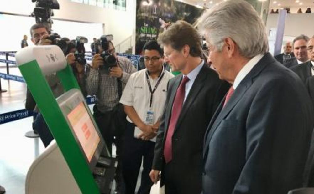 Instalan kioscos inteligentes en aeropuertos de CDMX, Cancún y Los Cabos