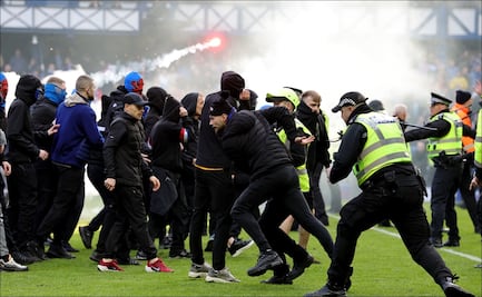 Aficionados de Celtic y Rangers invaden el campo de juego en el Clásico de Escocia