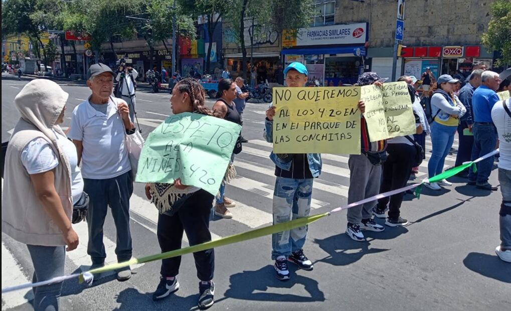 Vecinos de la colonia Guerrero y Centro Histórico bloquean Eje Central en contra de uno de los puntos cannábicos recién inaugurados en la Plaza de la Concepción, en la Ciudad de México, el 5 de agosto de 2025. Foto: Fabián Evaristo/EL UNIVERSAL