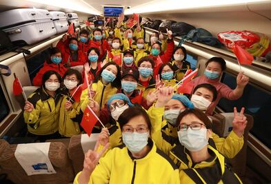 Tras fin de confinamiento por coronavirus, centenares dicen adiós en estación de tren de Wuhan 