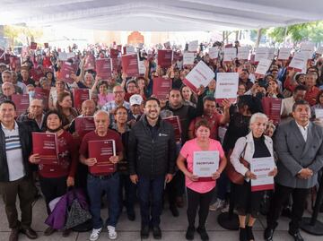 Batres entrega más de 400 escrituras para impulsar que se lleven a cabo trámites de vivienda