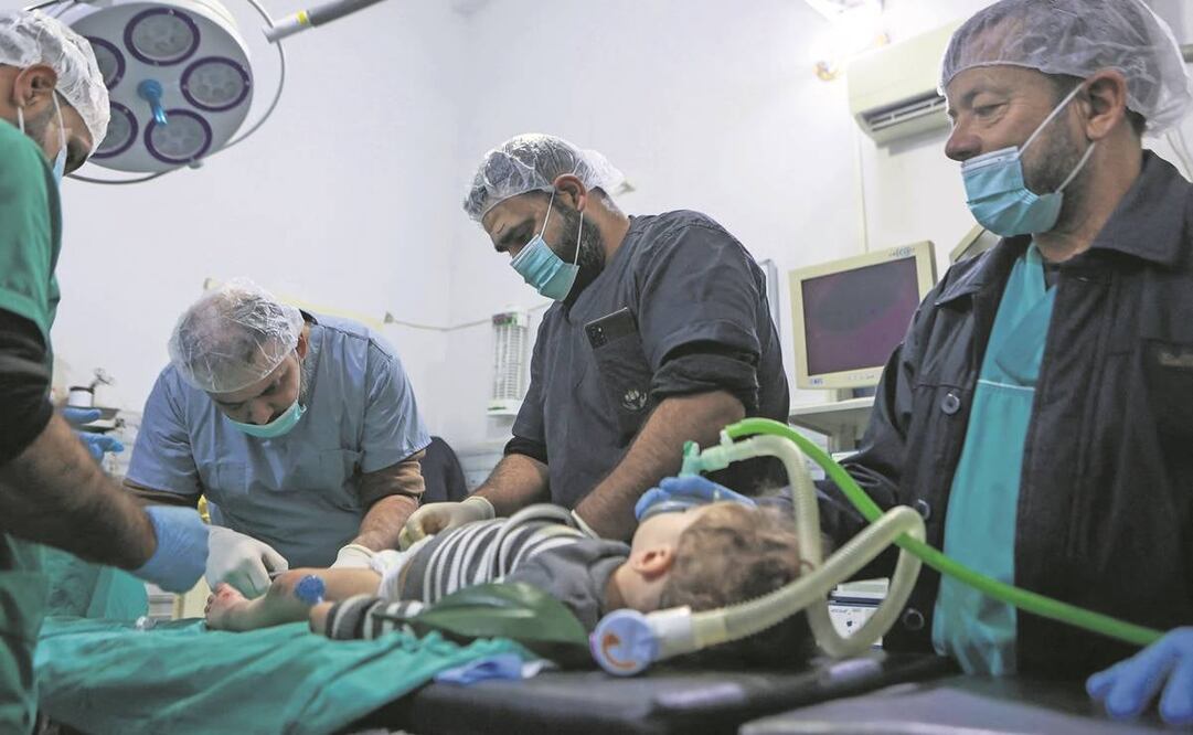 Un equipo de cirujanos opera a un niño rescatado de los escombros de un edificio en un hospital en la ciudad de Harim, en la provincia de Idlib, en el noroeste de Siria.