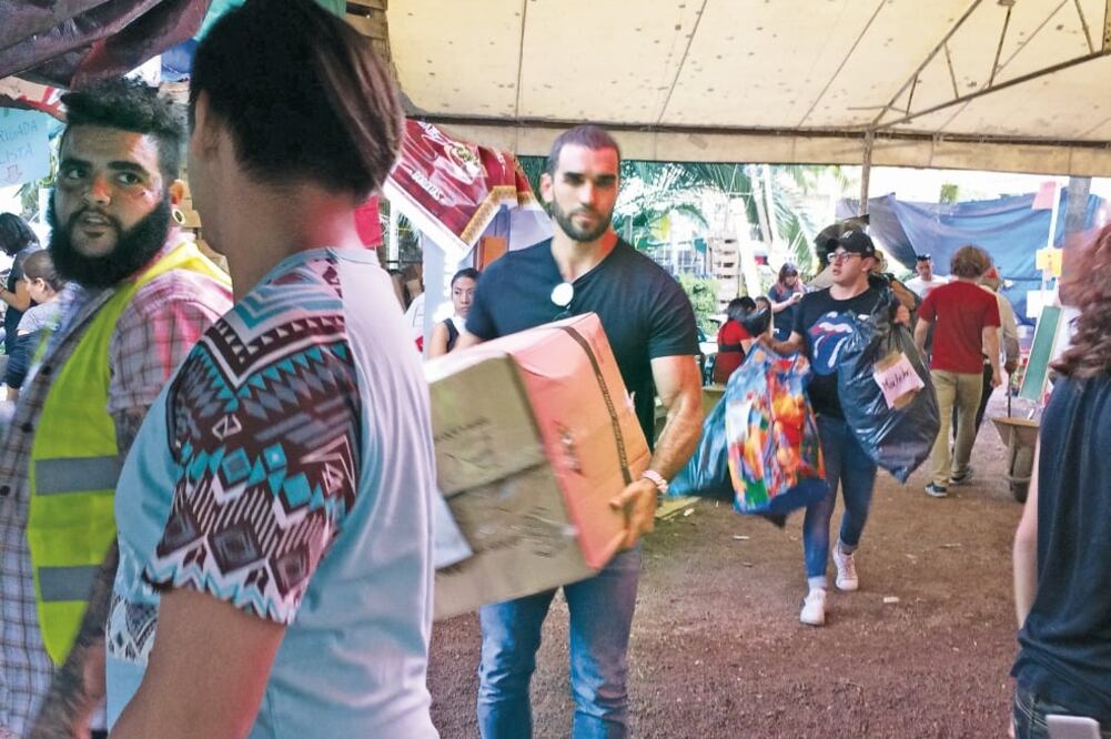 El actor de origen brasileño se unió a las labores en la colonia Roma (ERIKA MONROY. EL UNIVERSAL)