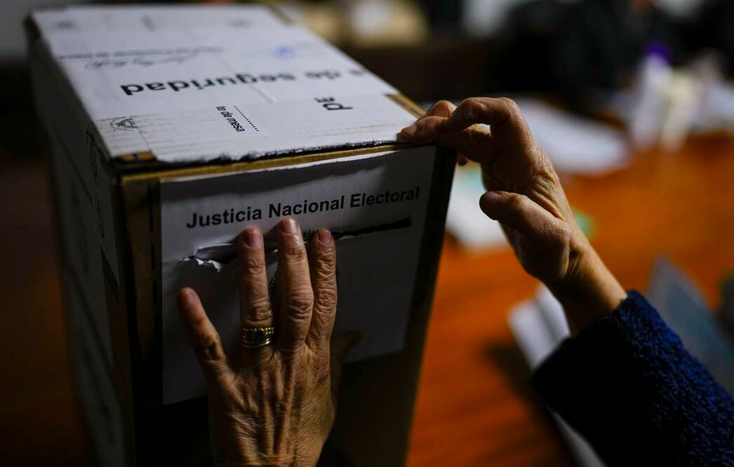 Una votante emite su voto para las elecciones primarias en Buenos Aires, Argentina, el domingo 13 de agosto de 2023. Foto: AP