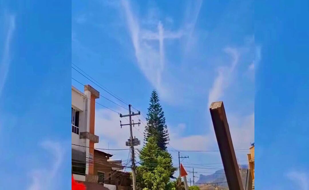 La formación de una cruz de nubes en el cielo del Edomex, sorprendió a todos los asistentes al Viacrucis de Tejupilco (18/04/2025). Foto: Especial