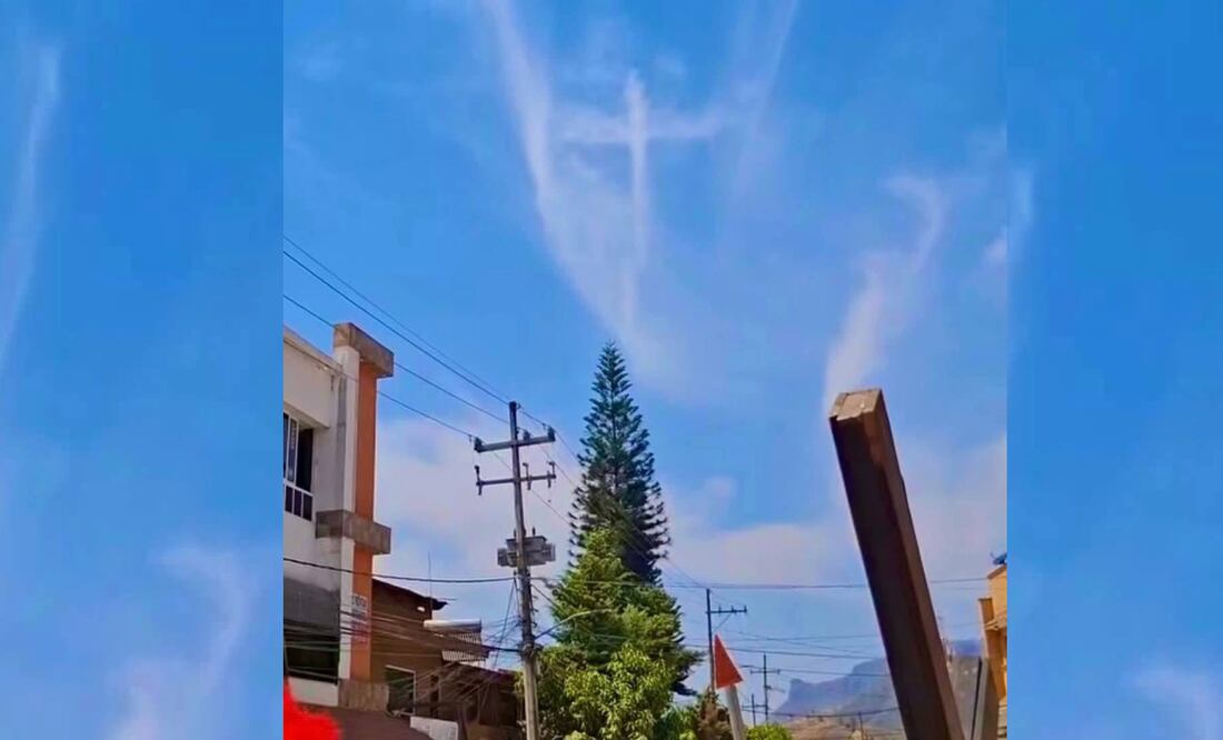 La formación de una cruz de nubes en el cielo del Edomex, sorprendió a todos los asistentes al Viacrucis de Tejupilco (18/04/2025). Foto: Especial