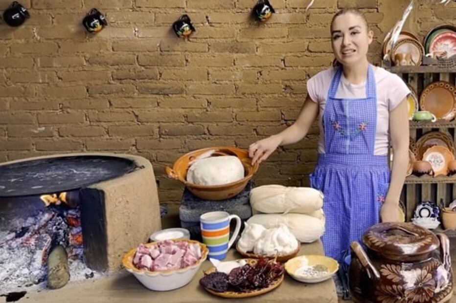 La hija de Doña Ángela da su receta de tamales de maíz quebrado con salsa roja