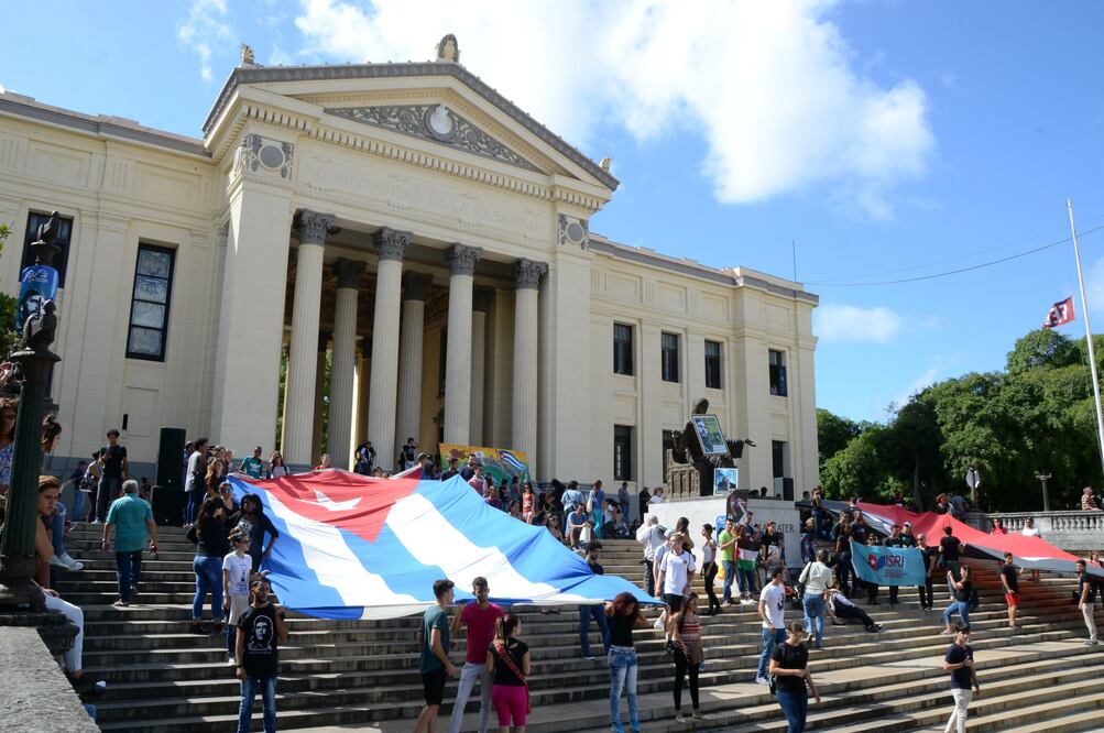 Estudiantes de la Universidad de La Habana se reúnen frente a la sede del Alma Mater para rendir homenaje al líder de la Revolución Cubana luego de su fallecimiento, en La Habana, Cuba (Foto: Xinhua)