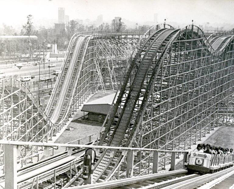 Vista de la parte superior de la Montaña Rusa en 1987. La feria de Chapultepec alcanzaba los 110 Km/h en las bajadas y 70 en las planicies. Medía 33 metros de altura y capacidad para 92 personas a bordo. Archivo EL UNIVERSAL.