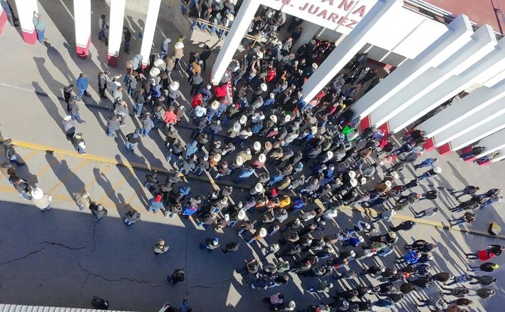 Agricultores bloquearon la fila de transportistas del Puente Internacional Zaragoza, además de la Aduana de Ciudad Juárez. Foto: Especial