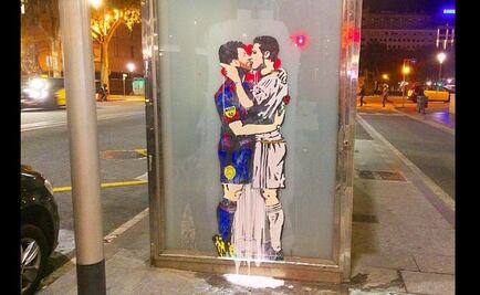 El beso entre Ronaldo y Messi que apasiona Barcelona