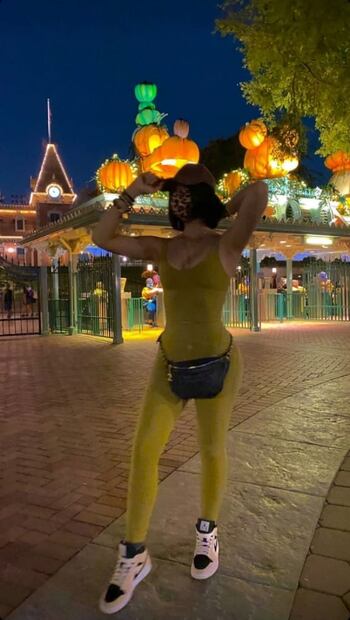 Ángela Aguilar recorre Disney vestida de lycra de pies a cabeza