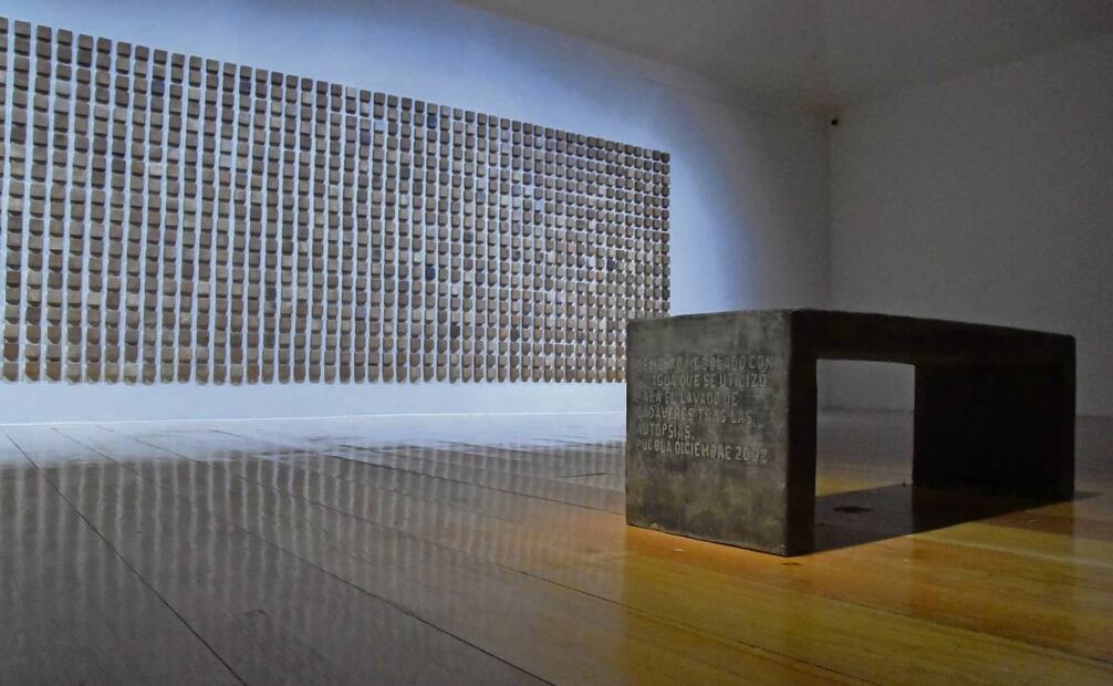 Para crear Banca, la artista mezcló cemento con el agua residual de los cuerpos lavados en una morgue de
Puebla. Foto: Emilio Vásquez / EL UNIVERSAL