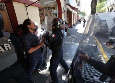 Policías agreden a periodista de EL UNIVERSAL durante marcha de comunidad gay en Toluca