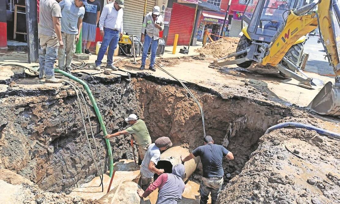 La fuga de agua fue atendida por personal del Sacmex y de la alcaldía Iztapalapa. Foto: Especial.