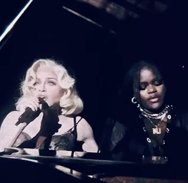 Mercy James y Madonna comparten el escenario, mientras la cantante interpreta "Bad Girl". 
Foto: Instagram